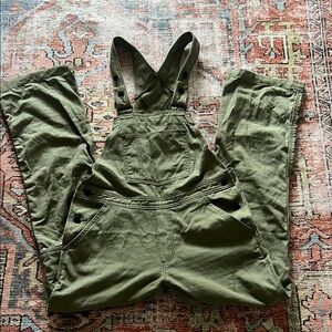 Patagonia Workwear Olive Green Women's Overalls, size medium